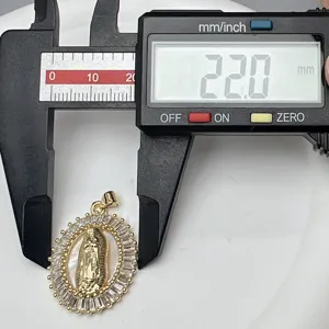 Pendentif Notre-Dame de Guadalupe en nacre et zircon plaqué or, vue de détail.