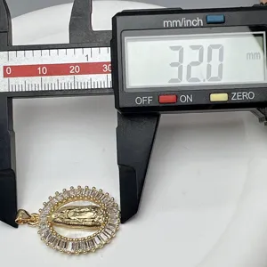 Vue détaillée du pendentif Guadalupe en zircone et coquillage, mesure 32.0mm au pied à coulisse.