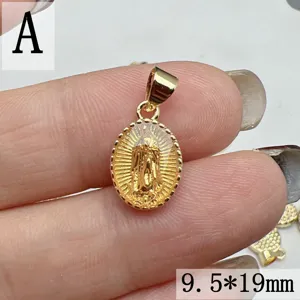 Gouden Guadalupe hanger detailweergave, geëmailleerde religieuze bedel, DIY sieraden accessoire.