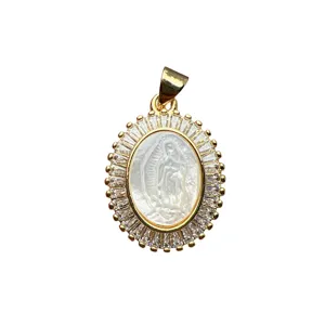 Pendentif Vierge de Guadalupe en nacre plaqué or avec zircons scintillants pour femmes.