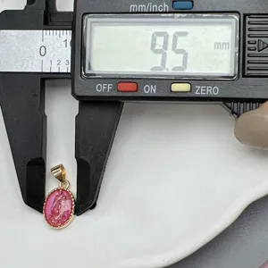 Gedetailleerd overzicht van de 9,5 mm druipende emaille Guadalupe hanger voor DIY sieraden.