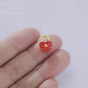 Primer plano detallado del colgante candado de corazon de acero inoxidable con estrases.