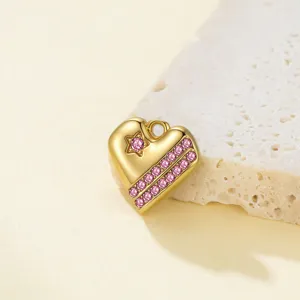 Exquisito detalle de colgante de corazón de acero inoxidable bañado en oro de 18k con circonita rosa.