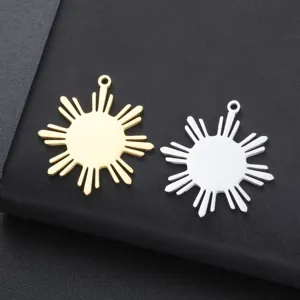 Detalle de colgante sol de acero inoxidable, componente de joyería de metal dorado y plateado.