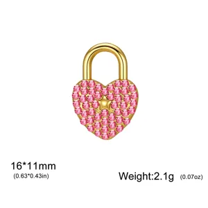 Detalle en primer plano del colgante candado de corazon con pedreria rosa, joya DIY.