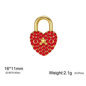 Colgante de candado en forma de corazón dorado con diamantes de imitación rojos 16x11mm 2.1g.
