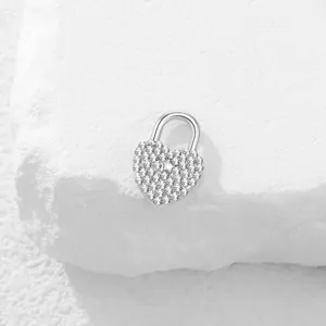 Detalle del colgante de candado de corazón de acero inoxidable con pedrería para joyería.
