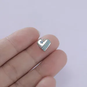 Vista detallada de dije colgante de corazón de acero inoxidable con circonias azules para joyería DIY.