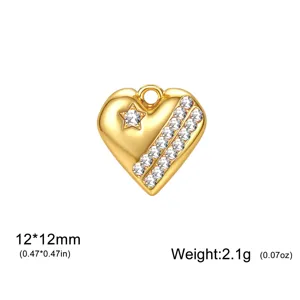 Detalle del colgante de corazón chapado en oro, diseño de estrella de circonita, accesorios.