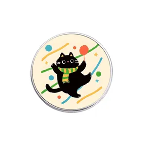 Detailaufnahme der süßen schwarzen Katzen Brosche mit buntem Ballon und tollem Metallicrand.