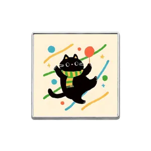 Nahaufnahme der süßen schwarzen Katzen quadratischen Metallbrosche mit Emaille und lebendigem Design.