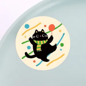 Süße Cartoon schwarze Katze Brosche mit buntem Ballon, verspieltes Metallabzeichen für Taschen.
