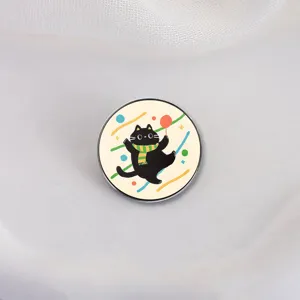 Nahaufnahme Detail einer niedlichen Cartoon schwarze Katze Metall Brosche mit bunten Motiven.