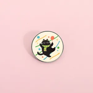 Süsser schwarzer Katzen Emaille Pin mit Luftballon fuer Rucksack Kleidung Detail Ansicht