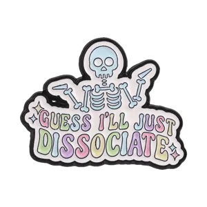 Close-up detail van een pastel cartoon skelet emaille speld met grappige quote tekst.