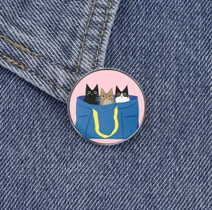 Cute cat metal brooch detail, lovely kitten badge accessory for bags and clothes pin.