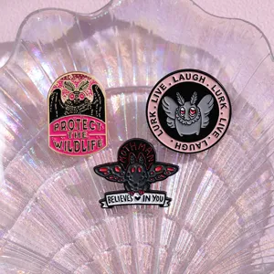 Ιδιόρρυθμη Καρφίτσα Mothman Σμάλτο Κόκκινα Μάτια Νυχτερίδα Κράμα Ψευδαργύρου Κινούμενα Σχέδια Κόσμημα Δώρο για Halloween Σακίδιο