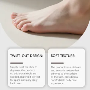Gros plan sur la texture du stick de soin des pieds et son design rotatif pour hydratation.