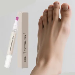 Vista dettagliata della penna olio cuticole con punta di precisione e design elegante.