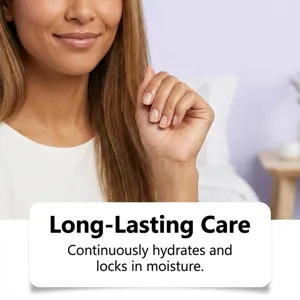 Vue rapprochée du stylo de soin des cuticules montrant un effet hydratant lissant.