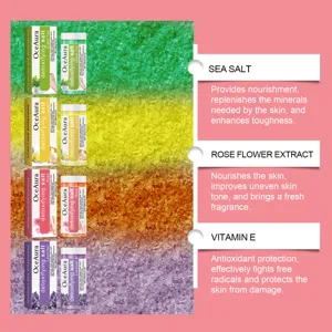 Detalle de sal de baño para pies OceAura con ingredientes naturales como sal y vitamina E.