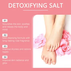 Detalle de sal de baño desintoxicante con nutrición cutánea y fragancia a rosa.