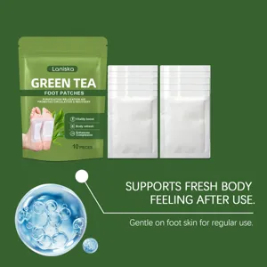 Vue détaillée de patchs pour les pieds au thé vert avec paquet de 10, soin relaxant et herbe.