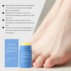 Détail du stick de soin pour les pieds EELHOE avec texture baume hydratant et application.