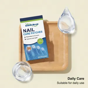Vue rapprochée de la boîte de patchs de soin des ongles sur un plateau en bois avec gouttes.