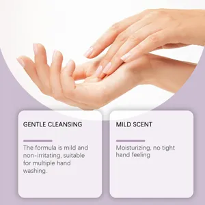 Dettaglio di cura delle mani con detersione delicata e idratante che mostra mani morbide.