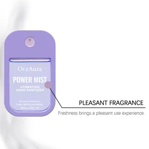 Primo piano del flacone spray disinfettante per le mani portatile viola con design pulito.