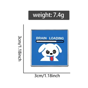 Gros plan de broche en email metal chien mignon, badge carre bleu avec texte drole.