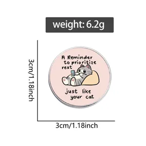Nahaufnahme Detail der süßen Cartoon faulen Katze Metall Brosche mit Textdesign.