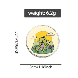 Vue de détail de la broche en métal grenouille mignonne, badge émaillé rétro style.