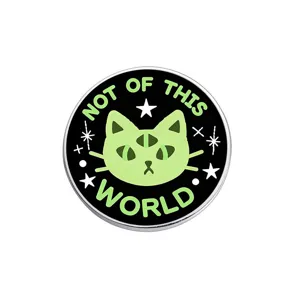 Broche émaillée chat extraterrestre à trois yeux, badge métal gothique tendance pour sacs.