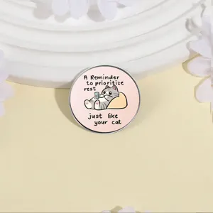 Niedliche faule Katze Brosche mit lustigem Text, Emaille Pin Abzeichen für Kleidung Geschenke.