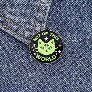 Broche en metal chat extraterrestre a trois yeux, epinglette emaillee tendance pour vetements.