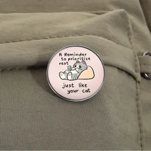 Niedliche faule Katze Metall Brosche Anstecknadel mit Spruch, lustiges Kleidung Accessoire.