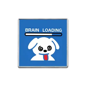 Vue rapprochée du drôle de badge en émail métallique avec des détails clairs et nets.