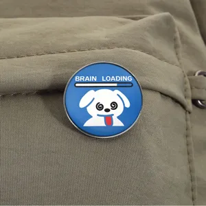 Vue détaillée du badge en métal chien étourdi rigolo, accessoire cartoon créatif pour sac.