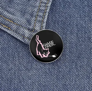 Primo piano dettagliato della spilla in lega gatto nero retro e topo, decorazione elegante.