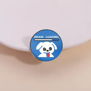 Détail de broche en métal chien mignon, badge de chargement amusant pour sac à dos.
