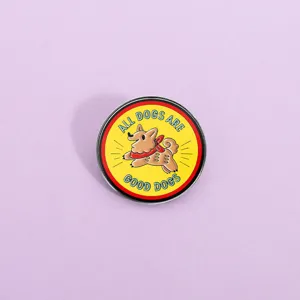 Gros plan detaille de la jolie broche en email Shiba Inu avec un design de citation de chien.