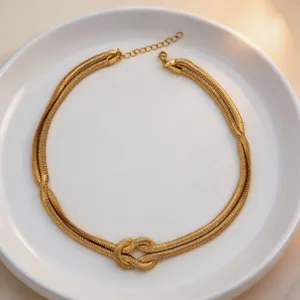 Collana con catena a nodo in metallo dorato da donna, dettaglio choker geometrico.