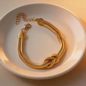 Dettaglio della collana con catena a nodo in acciaio inossidabile dorato, stile punk geometrico.