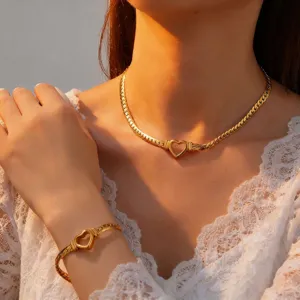 Close-up detailopname van de stijlvolle holle hart cuban ketting en bijpassende armband set.