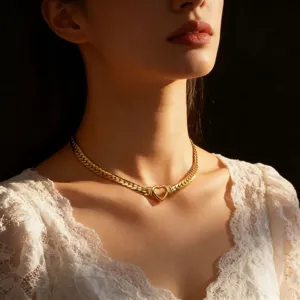 Gouden platte slangenketting halsketting met hartsluiting, elegante mode sieraden.