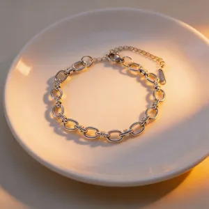 Silver chunky chain bracelet for women trendy interlocked oval link wrist jewelry design.