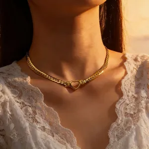 Close-up van een elegante gouden platte ketting halsketting met hol hartdetail.