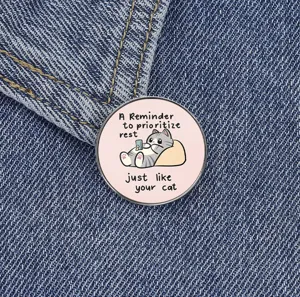 Nahaufnahme Detailansicht einer niedlichen faulen Katzen Emaille Anstecknadel Emblem.